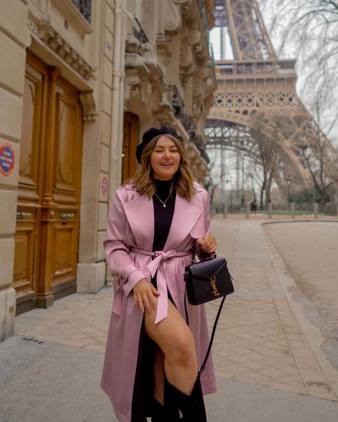 Paris Summer Outfits Parisian Chic, French Hat Outfit, Paris Style Outfits, Trench Coat Outfit Winter, Paris Girls Trip, Pink Coat Outfit, Paris Summer Outfits, European Outfits, Trench Outfit