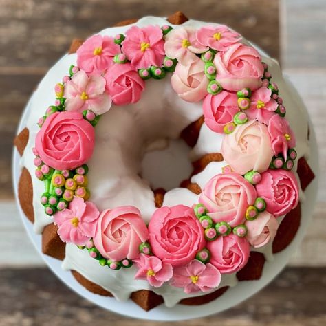 Decorated Bundt Cakes, Cupcake Bouquet Diy, Everything Bundt Cakes, Babka Wielkanocna, Bundt Recipes, Family Cake, Mini Bundt Cakes, Spring Cake, Cupcake Bouquet