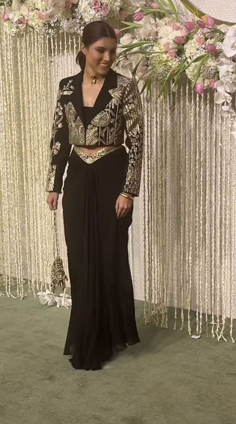 Indo Western Party Wear Women, Indian Cocktail Outfits For Women, Indowestern Outfits Women, Sangeet Outfits For Women, Indowestern Outfits Wedding Women, Indo Western Outfit Ideas, Black Indo Western Dress, Indo Western Dress Party Wear, Indian Cocktail Dress