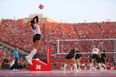 Nebraska Huskers Volleyball, D1 Volleyball Aesthetic, Nebraska Volleyball Aesthetic, Nebraska Volleyball Wallpaper, College Volleyball Aesthetic, Ut Volleyball, Volleyball Nebraska, College Athlete Aesthetic, D1 Volleyball