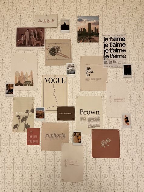 Bedroom Inspo Beige Walls, Polaroid Pictures Aesthetic Wall, Wall Collage Kpop, Beige Wall Collage, Wall Collage Room, Pared Aesthetic, Cream Bedroom Ideas, Collage Room, Beige Wall Decor