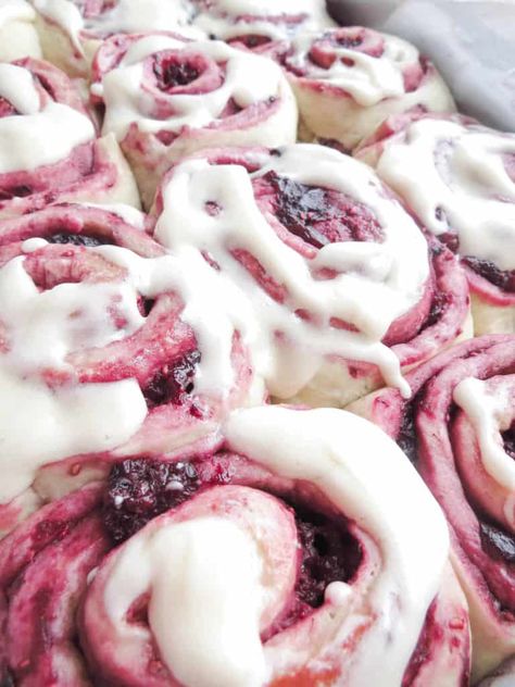 Berry Sweet Rolls, Mixed Berry Recipes, Mixed Berry Dessert, Cherry Cobbler Recipe, Bread Cinnamon, Vanilla Cream Cheese, Rolls Homemade, Cinnamon Roll Recipe Homemade, Baked Breads