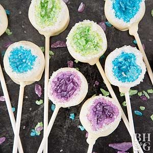 Try the geode cake trend in bite-sized fashion with this surprisingly simple rock candy cake pop recipe! Rock Candy Cakes, Lego Torte, Cake Ball, Cake Pop, Geode Cake, Dessert Party, Christmas Cake Pops, Cake Pops How To Make, Candy Cake