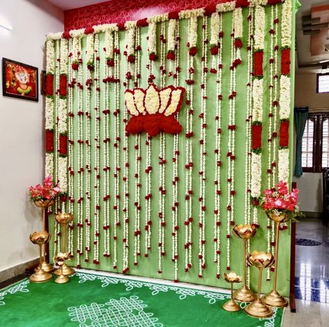 Housewarming Photo Booth Backdrop Ideas, Desi Wedding Decor Backdrops, Simple Pellikuthuru Decoration At Home, Pelli Koduku Decoration At Home, Pellikuthuru Decoration, Backdrop Decoration Ideas, Pelli Decoration, Indian Backdrop, Varalaxmi Pooja Decoration