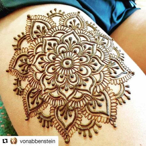 Mehndi art Paisley Tattoos, Thigh Henna, Henna Ink, Henne Tattoo, Leg Henna, Henna Mandala, Henna Inspired Tattoos, Bridal Mehendi Designs Hands, Flower Henna