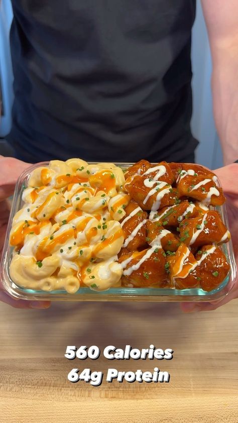 Honey Buffalo Chicken Mac And Cheese 🧀 (Makes 4 Servings) Macros: - 560 Calories - 64g Protein - 54g Carbs - 7g Fat Ingredients: - 1… | Instagram Nikita Fair, Buffalo Mac N Cheese Recipe, Honey Buffalo Chicken, Buffalo Chicken Mac And Cheese, Buffalo Mac And Cheese, Mac And Cheese Healthy, Chicken Mac And Cheese, Easy Healthy Eating, Soul Food Dinner