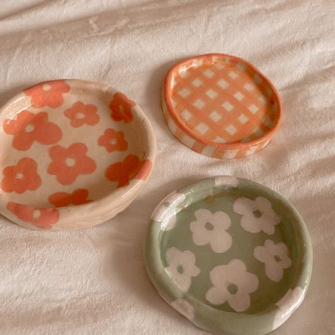 Aesthetic Trinket Dish, Quirky Ceramics, Ceramic Bowl Painting Ideas Aesthetic, Clay Dishes Diy Aesthetic, Pottery Painting Ideas Trinket Dish, Coasters Clay, Ceramic Coaster Ideas, Diy Clay Coasters, Clay Plates Design