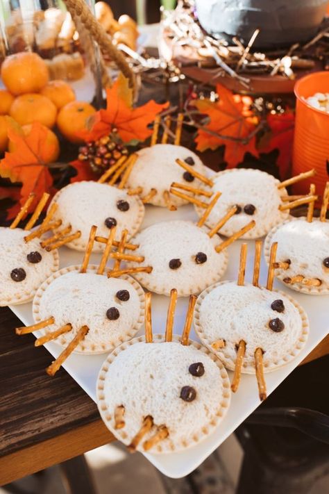 Party City Halloween, Halloween Treats To Make, Diy Halloween Party, Healthy Halloween Snacks, Spooky Food, Halloween Party Snacks, Fun Halloween Food, Spooky Party, Healthy Halloween