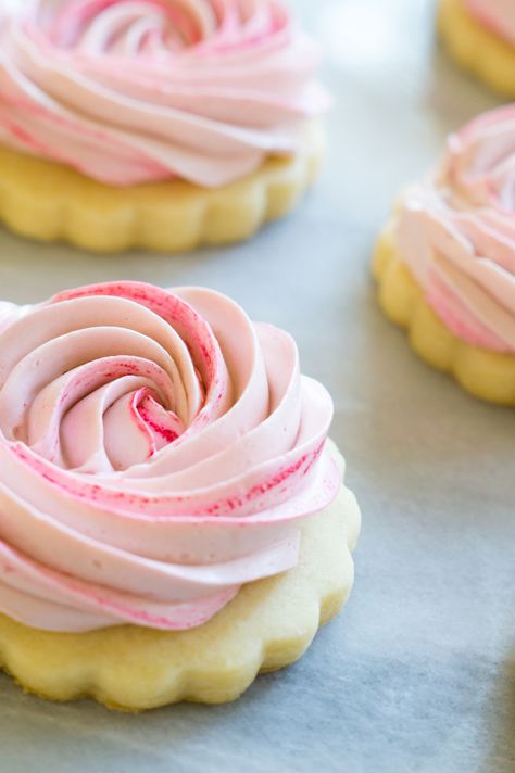 Swiss Meringue Buttercream : how to make + flavor ideas. On The Pioneer Woman Food & Friends Cupcake Creme, Friends Cake, Buttercream Frosting Recipe, Meringue Buttercream, Gateaux Cake, Swiss Meringue Buttercream, Swiss Meringue, Buttercream Recipe, Icing Recipe