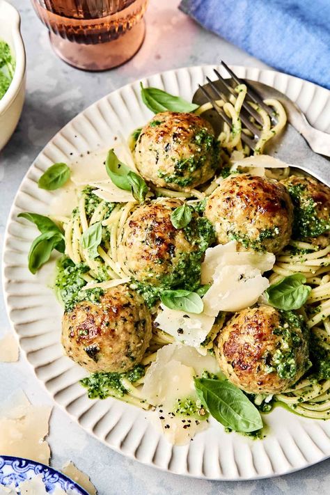 Baked Pesto Meatballs loaded with the vibrant flavors of classic Italian pesto! Made with your choice of ground chicken or turkey, they’re packed with fresh basil, garlic, parmesan, & pine nuts for a bold punch of pesto flavor—and no extra oil needed! Oven-bake, then broil for no-fuss tender, & juicy meatballs—just as good as pan-fried, minus the mess! #pestomeatballs #turkeypestomeatballs #chickenpestomeatballs #chickenmeatball #turkeymeatball #meatballrecipes #italianrecipes #dinnerideas Pesto Chicken Meatballs, Turkey Meatballs Paleo, Turkey Pesto Meatballs, Meatballs Turkey, Pesto Meatballs, Meatball Pasta Bake, Italian Pesto, Ground Turkey Meatballs, Juicy Meatballs