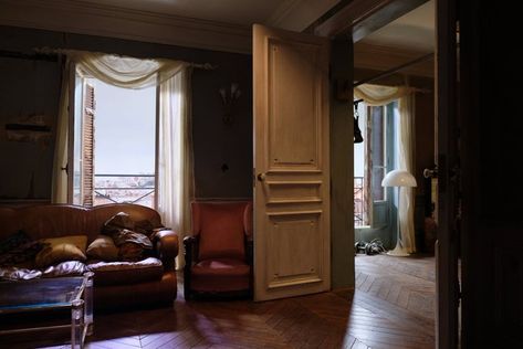 sofia on X: "Always thinking about Villanelle's apartment in Paris https://t.co/Z09o9kG0SM" / X Villanelle Apartment, Paris Apartment Living Room, Parisian Decor, Apartment In Paris, Killing Eve, Parisian Apartment, New York Apartment, Paris Apartments, Apartment Living