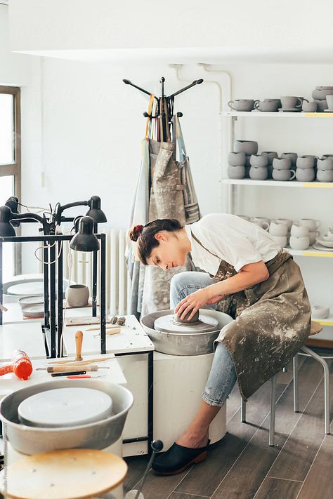 Series of photos of a beautiful woman spending day in a pottery studio, working on a project, using a pottery wheel, making mugs, drawing Pottery Wheel Photography, Mugs Drawing, Pottery Branding, Potter Wheel, Artist Clothes, Mexican Paintings, Composition Drawing, Class Outfits, Pottery Makers