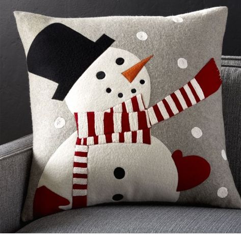 Snowman Pillows To Make, Syprosjekter For Nybegynnere, Xmas Pillows, Santa Pillow, Creative Pillows, Snowman Pillow, Spode Christmas Tree, Spode Christmas, Christmas Pillows