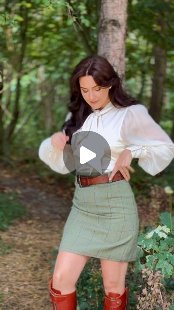 A chic British countryside fashion outfit featuring a Holland Cooper silk blouse with an oversized bow, a Vantage Atelier tweed skirt, and Spanish leather boots. Perfect for a timeless and elegant country style. Rural Outfit, British Countryside Fashion, Tweed Skirts, Countryside Fashion, Polo Boots, Holland Cooper, Countryside Style, Belt Vintage, British Countryside