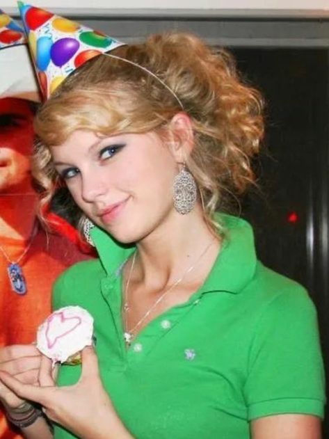 Taylor Swift, Swift, A Woman, On Twitter, Birthday, Twitter, Green