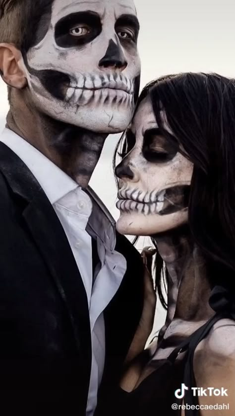 Skeleton Makeup Photoshoot, Skeleton Couple Costume Makeup, Couples Halloween Face Paint Ideas, Couples Skull Makeup, Couples Skeleton Makeup, Couple Skull Makeup, Couple Halloween Makeup, Shooting Photo Couple, Beautiful Halloween Makeup