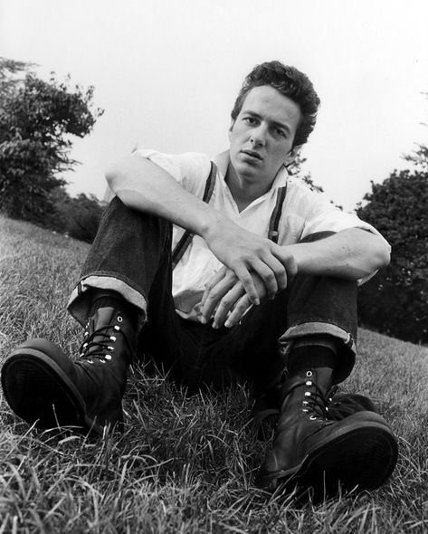 Joe Strummer, Central Park, NYC, 1978 - Ph. Kate Simon The Future Is Unwritten, Mick Jones, British Punk, Joe Strummer, Punk Rock Bands, Music Images, Celebrity Travel, The New Wave, Alternative Music