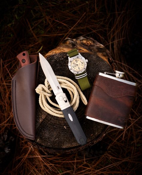 A fixed blade and a pocket knife kinda day. Pocket Knife Aesthetic, Knife Aesthetic, Custom Desk, Pocket Dump, Kitchen Cutlery, Folding Pocket Knife, Knife Design, Everyday Carry, Pocket Knife