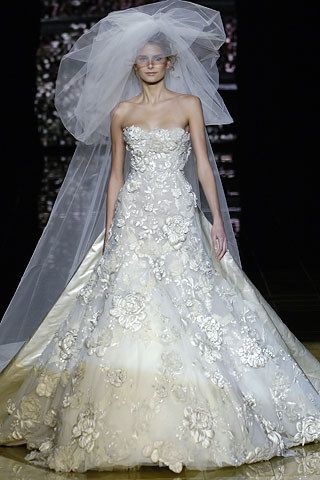 Elie Saab Spring 2006 Couture Fashion Show - Hana Soukupova Saab Wedding Dress, Elie Saab Wedding Dress, Elie Saab Designer, Elie Saab Bridal, Elie Saab Haute Couture, Wedding Dress Sketches, Elie Saab Couture, Elie Saab Spring, Beautiful Wedding Gowns