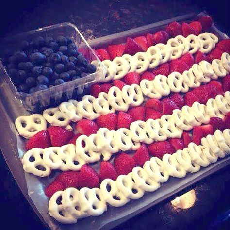 Patriotic food. Strawberries, blueberries and yogurt-dipped pretzels make a patriotic flag of yumminess! Buffet Dessert, Hostess Cupcakes, Dinner Party Menu, Party Menu, Fruit Platter, 4th Of July Party, July Party, Pretzels, Holiday Treats