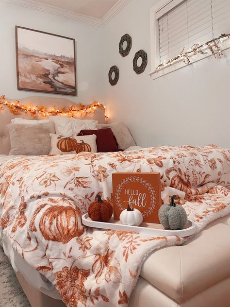 Fall Office Aesthetic, Fall Decor Room Ideas, Halloween Bedroom Decor Aesthetic, Fall Decorated Room, Fall Room Decor Aesthetic Cozy, Fall Dresser Decor, Cozy Fall Bedroom Aesthetic, Halloween Decorated Room, Autumn Themed Bedroom