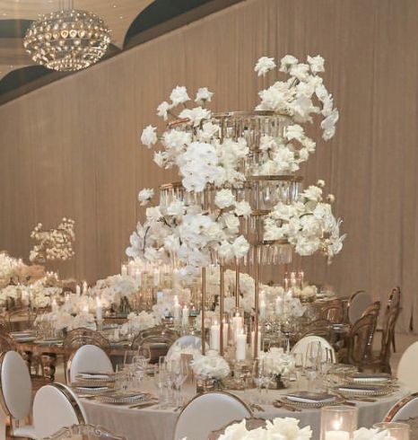 Gangster Wedding, Wedding Floral Decor, Chandelier Centerpiece, Hanger Wedding, Luxury Weddings Reception, Gold Centerpieces, Luxury Wedding Decor, Bridal Table, Tall Centerpieces