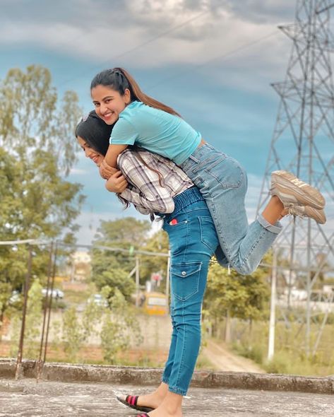 Best Friend Poses In Jeans, Nanad Bhabhi Photo Pose, Germany Photoshoot, Besties Poses, Sisters Photoshoot Poses, Sister Poses, Bff Poses, Sisters Photoshoot, Friend Pictures Poses