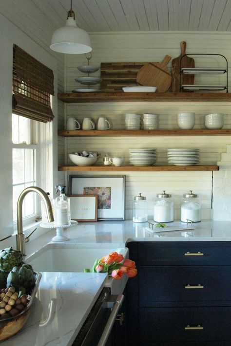 Kitchen Cabinets Open, Blue Kitchen Designs, Navy Kitchen, Kabinet Dapur, Farmhouse Kitchen Island, Beach House Kitchens, White Backsplash, Wood Kitchen Cabinets, 아파트 인테리어