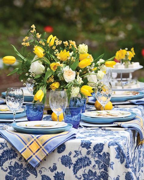 9 Looks Inspired by Classic Blue Brunch Mesa, Blue Table Settings, Summer Table Settings, Summer Tablescapes, Beautiful Tablescapes, Yellow Table, Blue White Decor, Table Setting Decor, Lemon Decor