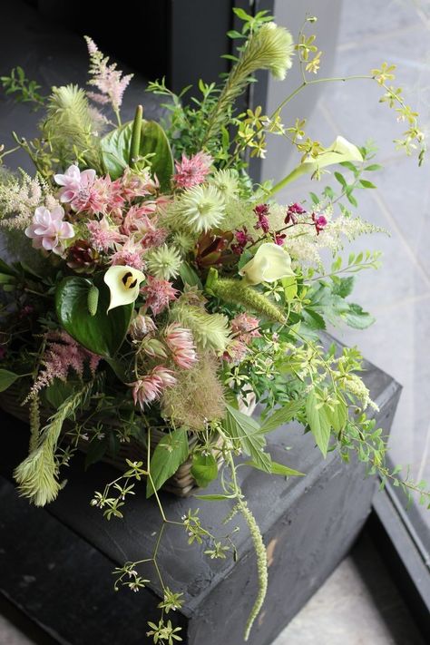 Flora Designs, Arrangement Flowers, Tropical Floral Arrangements, Green Wedding Flowers, Romantic Florals, Corporate Flowers, Ceremony Design, Wedding Flower Inspiration, Bouquet Arrangements