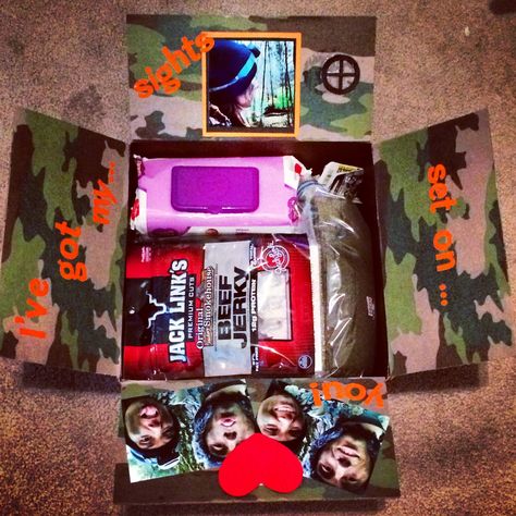 Hunting themed care package! I filled it with some things he requested: tshirts, baby wipes, carabiners and a book; and some extra things I threw in: beef jerky and camo colored jelly beans! Hunting Care Package Ideas, Country Boyfriend Gifts, Surviving Deployment, Manly Gifts, Male Gifts, Boyfriend Gift Basket, Military Deployment, Diy Gifts For Him