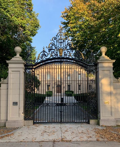 Big Gate Entrance House, Houses With Gates, Mansion Gates Entrance, Gate House Design, Gated Houses, House With Gate, White House Aesthetic, Mansion Gate, House Gates