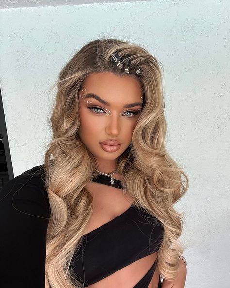 Lucinda Strafford on Instagram: “Stepping into Coachella lash ready✌🏼 Finished the weekend wearing @eyelashemporium After Party Strip Lashes.. ✨ Loved the style of these…” Lucinda Strafford, Island Hair, Hair Glam, Beauty Works, Curling Wand, Tight Curls, Festival Hair, Hair Shop, Pinterest Ads