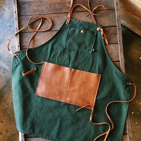 florist uniform Florist Uniform, Florist Outfit, Florist Apron, Cafe Uniform, Florist Shop, Gardening Apron, Coffee Shop Decor, Leather Projects, Cafe Interior