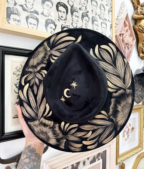 Tattooed hats, cowgirl hats and fedoras ✨ 20 new hats went up today! 😱 Some of these have been sitting at my desk for weeks waiting to get final touches to them! These hats are meant to be worn! Even in arizona and texas heat! 😉 One of one! #hats #hat #fedora #fedorahat #fedorahats #cowgirlstyle #westernstyle Burned Hat Design, Hand Painted Hats, Hats Cowgirl, Textured Hat, Hat Fedora, Painted Hats, One Of One, Cowgirl Hats, My Desk