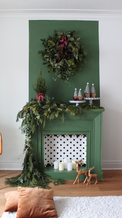 Faux Fireplaces, Faux Fireplace Mantels, Christmas Mantel Decor, Mantel Decor Ideas, Fake Fireplace, Faux Fireplace Diy, Vintage Fireplace, Christmas Fireplace Decor, Christmas Mantel