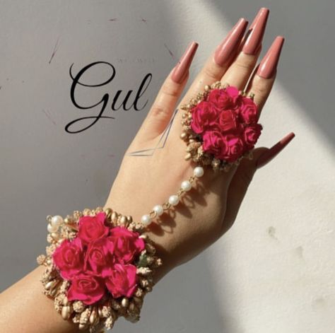 #floraljewellery #jewellery #haldijewellery #haldibridefloraljewellery #haldibride #bridalfloraljewellery #floralinspo #floraljewelleryideas #mehndifloraljewellery #mahendi #floweraccessories Gaye Holud Jewelry Flower, Gajra Bangles, Mehandi Jewellery, Artificial Flower Jewellery, Flower Gajra, Flower Jewellery For Haldi, Flower Jewellery For Mehndi, Fresh Flower Jewelry, Flower Jewelry Designs