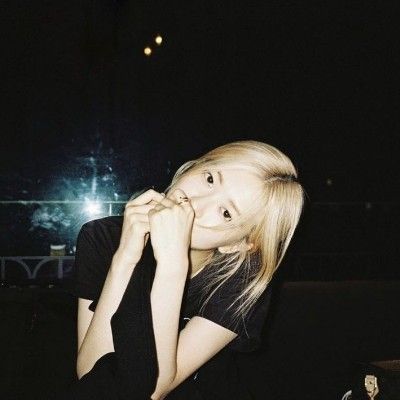 Are We Still Friends, Blackpink Rosé Aesthetic, Rosé Girlfriend Material, Jenny Rose, Rose And Rosie, Cute Black Wallpaper, Rosé Aesthetic, Park Rosé, Rose Pictures