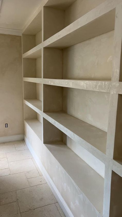 Sheetrock Shelves, Cement Wardrobe Design, Drywall Shelves, Concrete Closet, Concrete Shelves, Concrete Interiors, Bedroom Cupboards, Showroom Interior Design, Concrete Kitchen