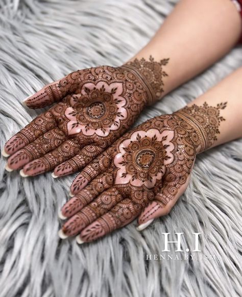 Mehendi Designs Simple, Front Mehndi Design, Khafif Mehndi Design, Mehndi Designs Bridal Hands, Beginner Henna Designs, Modern Mehndi Designs, Bollywood Pictures, Pretty Henna Designs, Full Mehndi Designs