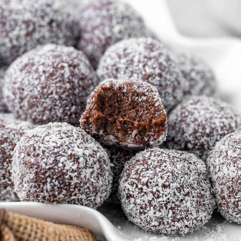 An Australian Christmas treat, these traditional rum balls are made using dairy-free alternatives making them the perfect for everyone! Made with just 5 ingredients, these chocolate and coconut balls are the easiest dessert or snack to have on hand in December. Coconut Rum Balls, How To Make Rum, Easiest Dessert, Condensed Coconut Milk, Marie Biscuit, Chocolate And Coconut, Coconut Balls, Rum Balls, Dairy Free Alternatives