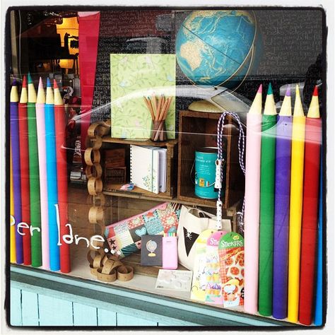 vitrine papelaria Back To School Retail Window Displays, Book Store Window Display, Stationery Window Display, Back To School Window Display, Anthropologie Windows Display, Diy Display Case, Cool Window Displays Visual Merchandising, Library Window, Back To School Displays