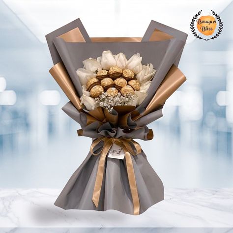 Ferrero Rocher Bouquet, Homemade Gift Boxes, Bouquet Chocolate, Chocolate Flowers Bouquet, Chocolate Covered Strawberries Bouquet, Chocolate Bouquet Diy, Candy Bouquet Diy, White Flower Bouquet, Diy Food Gifts