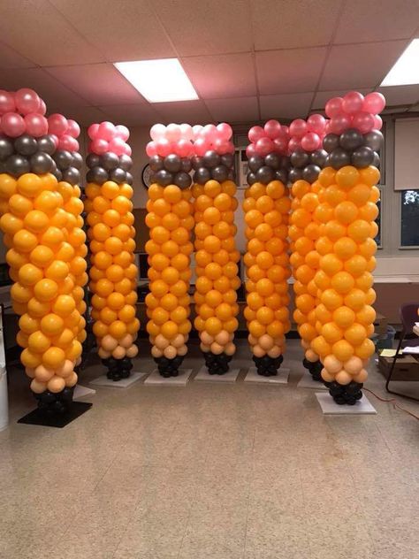 Pencil baloons Back To School Backdrop Ideas, Pencil Balloon Arch, Balloon Pencil Tutorial, Balloon Pencil, First Day Of School Balloon Decoration, Back To School Balloon Arch, Back To School Balloon Decor, Crayon Balloon Column, School Spirit Balloon Garland