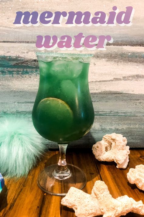 Mermaid Water Drink, Punch Alcoholic, Mermaid Punch, Winter Mermaid, Summer Party Drink, Disney Inspired Cocktails, Frozen Drinks Alcohol, Disney Cocktails, Mermaid Cocktail