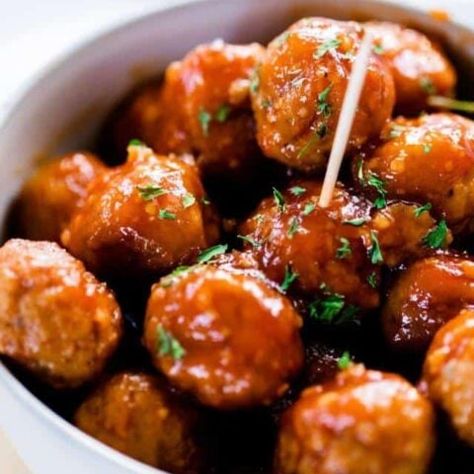 Meatball Toppings Sauces, Honey Garlic Meatballs, Garlic Meatballs, Homemade Pesto Sauce, Night Dinner Recipes, Appetizer Meatballs, Large Family Meals, Honey Garlic Sauce, Buttered Noodles