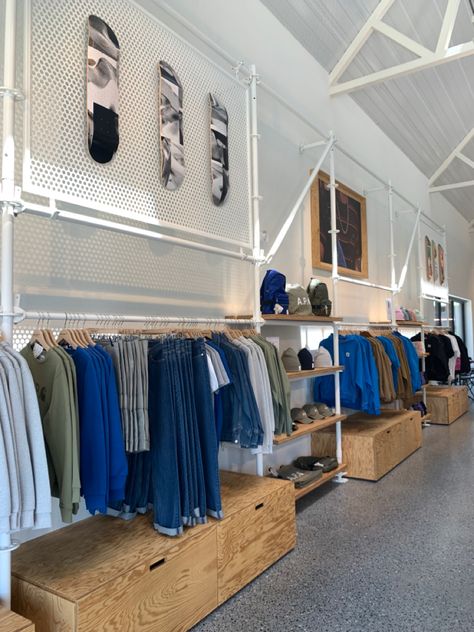 Small Clothing Store Interior, Clothing Store Displays, Clothing Store Interior, Retail Space Design, Retail Inspiration, Concept Shop, Shop Fittings, Lounge Design, Retail Store Design