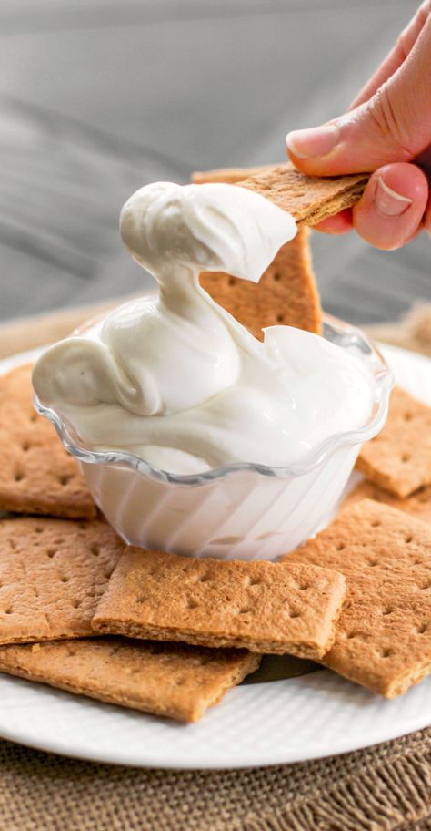 This 90-calorie Cheesecake Dip is ultra creamy, sweet, and satisfying. It tastes just like cheesecake batter, except it's sugar free, low fat, low carb, and high protein! All you need are 4 ingredients and a few minutes to make this secretly healthy, no-bake dessert dip! 4 Ingredient Desserts, Dip Healthy, Smores Dessert, Dessert Dip, Prep Food, Low Fat Low Carb, High Protein Desserts, Healthy Cheesecake, Keto Os