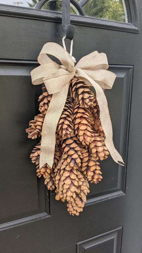 I created this all natural, very rustic- looking pine cone swag using real pine cones hand foraged by me. They've been soaked in a water and vinegar solution and baked in the oven for hours until fully opened. Once opened and cooled, each cone was painstakingly wired and attatched it to a slim, neutral, braided rope which also serves as the hanger at the top.  The mechanics are very visible on the back as this is a truly an all nautral, handcrafted, rustic piece. So unique! They're gorgeous. PLE Pine Cone Swag, What To Do With Pinecones, Pinecone Swag Diy, Pinecone Nomes, Pinecone Christmas Decor, Pine Cone Crafts Christmas, Home Made Wreaths, Buckeye Wreath, Pine Cone Crafts For Christmas