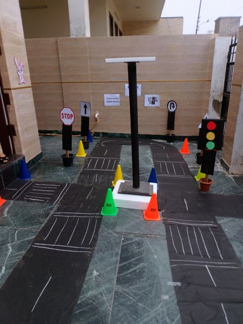 Traffic Sign Activities For Preschoolers, Traffic Signals, Eyfs Ideas, Traffic Signal, Traffic Signs, Traffic Light, Finger Painting, Pre School, Science Projects